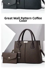 Dettaglio della borsa shopper marrone con motivo Great Wall e tracolla staccabile