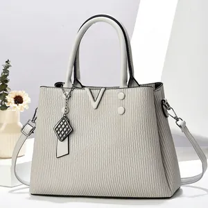 Sac à main élégant en cuir plissé gris avec poignées supérieures et logo V en métal