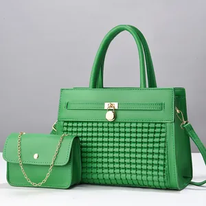 Gros plan sur l'ensemble de sacs vert herbe avec texture tissée et fermoir doré