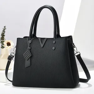 Sac Fourre-tout Femme Urbain Minimaliste en Cuir PU Gaufré à Rayures Verticales Avec Décor V en Métal et Bandoulière pour le Bureau Quotidien