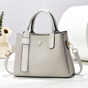 Elegante borsa a mano beige plissettata con manici e tracolla regolabile da donna