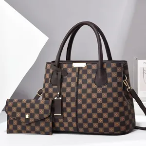 Set borsa a mano marrone a scacchi con una piccola borsa a busta coordinata