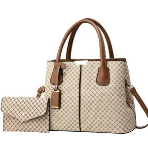 Set di borse beige con finiture in pelle marrone e motivo a croce su sfondo bianco