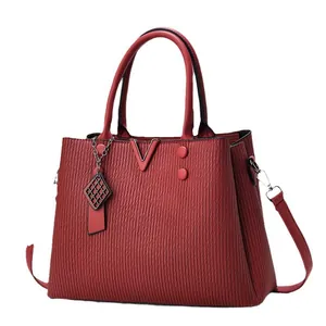 Sac à main macaron tissé tendance à grande capacité avec décor en V métallique chic