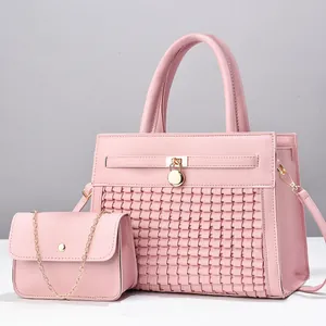 Détails d'un ensemble de sacs roses à texture tressée avec cadenas doré et chaîne