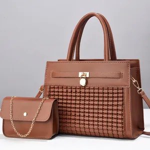 Détail du sac à main marron à texture tressée, fermoir doré et petit sac à bandoulière