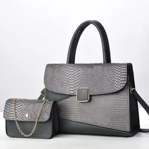 Conjunto de bolso tote gris con estampado de serpiente y bandolera con cadena dorada