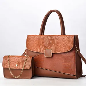 Bolso tote marrón de piel de serpiente con monedero de cadena en conjunto elegante