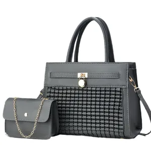 Ensemble deux pièces gris foncé comprenant un grand cabas tissé et un petit sac à bandoulière