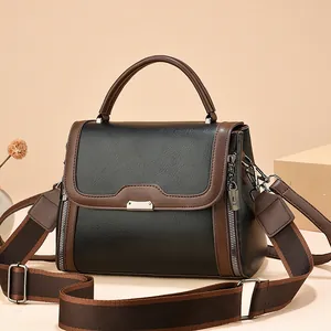 Sac à main noir élégant à texture litchi avec détails marrons et large bandoulière