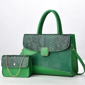 Detalle de set de bolsos verdes con texturas de piel sintética y serpiente y cadena