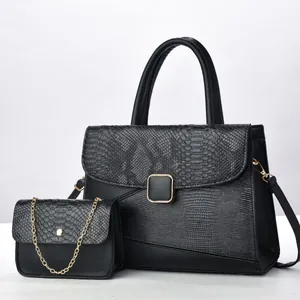 Conjunto de bolso tote negro con texturas de cocodrilo y serpiente y mini bolso de cadena