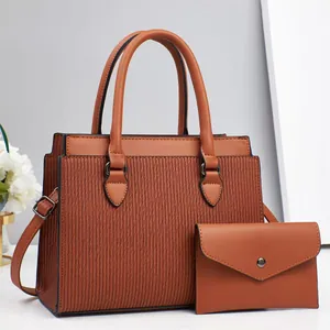 Nahaufnahme des braun geprägten Handtaschen-Sets mit passender kleiner Umschlagtasche