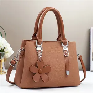 Sac à main tissé marron classique avec pendentif fleur et bandoulière réglable