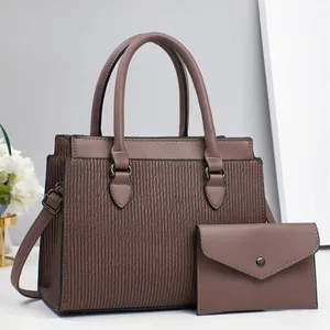 Handtaschen-Set aus braunem PU-Leder mit strukturierter Tote und kleiner Umschlagtasche