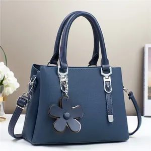 Sac à main bleu marine texturé avec breloque fleur et bandoulière amovible devant