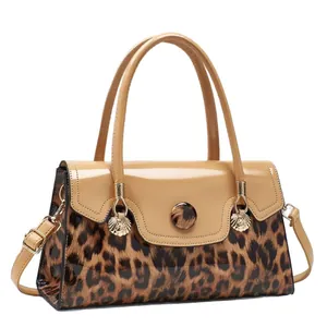 Sac à main tendance imprimé léopard avec finition vernie et pendentifs coquillages dorés