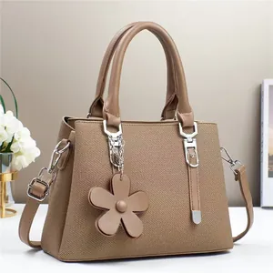 Sac à main tissé kaki à la mode avec pendentif fleuri et bandoulière réglable