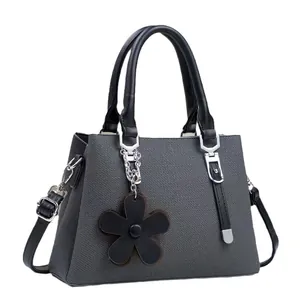 Sac à main bandoulière gris texturé pour femme avec charm fleur noire et finitions argentées