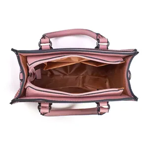 Draufsicht der altrosa Handtasche mit geräumigem braunem Satinfutter und Reißverschluss
