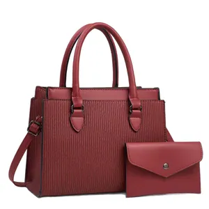 Zweiteiliges Set aus dunkelroter Handtasche und Geldbörse mit Textur und Trageriemen