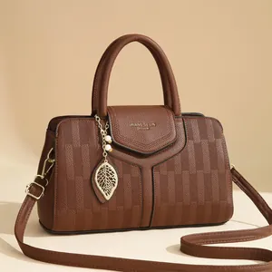 Sac Boston Grande Capacité pour Femme en Cuir PU Gaufré Avec Pendentif Feuille en Métal et Perles Sac à Main Élégant Bandoulière