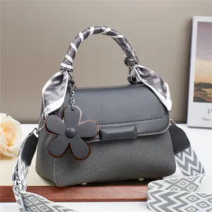 Sac à main gris élégant avec foulard en soie et bandoulière à motif géométrique