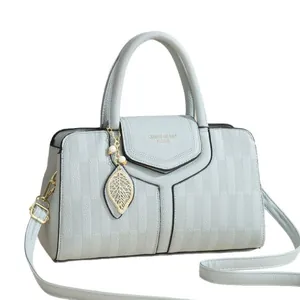 Sac Boston bleu clair gaufré avec poignée et élégant pendentif perle en feuille