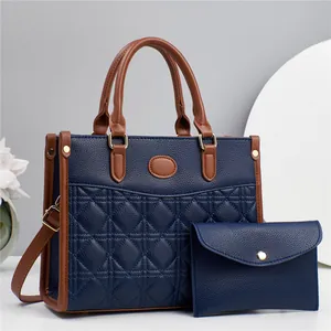 Sac fourre-tout matelassé bleu marine pour femme avec contraste marron et pochette