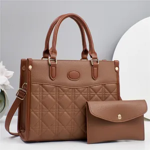 Ensemble sac cabas et pochette en cuir marron avec surpiqûres et finitions dorées