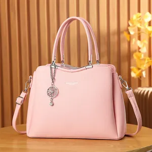 Sac à main rose pour femme en cuir grainé avec bandoulière et détails argentés