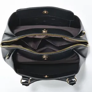 Innenansicht der schwarzen Handtasche aus Leder mit drei geräumigen Hauptfächern