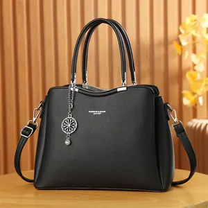 Sac à main élégant en cuir noir pour femme avec poignées et bandoulière amovible