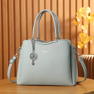 Sac à main trapèze bleu-gris avec motif litchi, finitions argentées et bandoulière réglable