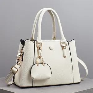 Schicke beige Tasche mit Litschi-Maserung, goldenen Beschlägen und Mini-Geldbörse