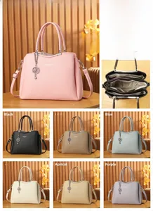 Vue détaillée de l'intérieur du sac en cuir PU avec compartiments et 7 coloris au choix