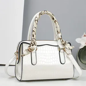 Sac à main blanc motif crocodile avec foulard en soie et bandoulière réglable