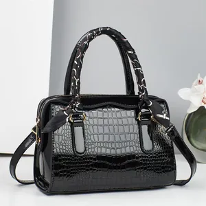 Sac à Main Femme en Cuir PU Brillant Motif Crocodile Sac Boston de Mode Avec Décoration de Foulard en Soie Bandoulière