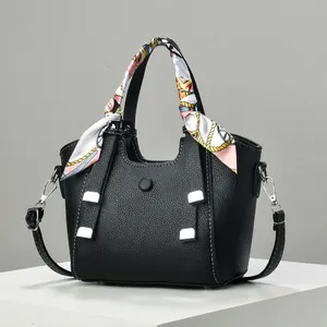 Elegante schwarze Beuteltasche mit Lychee-Struktur, Seidenschal-Griff und Silberbeschlägen
