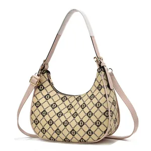 Sac hobo beige et rose imprimé avec bandoulière réglable sur fond blanc pur