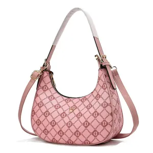 Sac porté épaule en cuir rose imprimé avec breloque D dorée et bandoulière