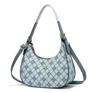Sac hobo bleu clair avec imprimé losanges et logo D doré sur fond blanc