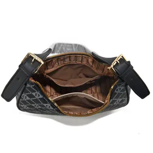 Détails internes d'un sac hobo vintage avec poche zippée et doublure en tissu rayé