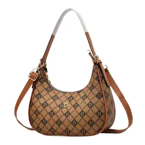 Sac hobo vintage monogramme marron avec détails dorés et poignée supérieure chic