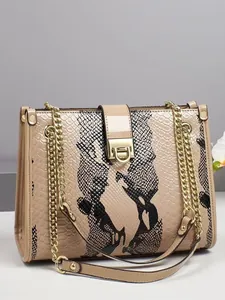Schicke Tragetasche mit beige-schwarzem Schlangenmuster und goldener Kette