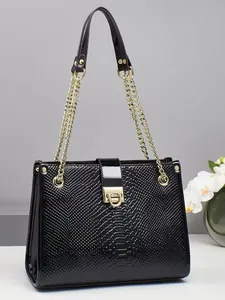 Schwarze Handtasche mit Schlangenprägung, goldener Kette und Metallverschluss
