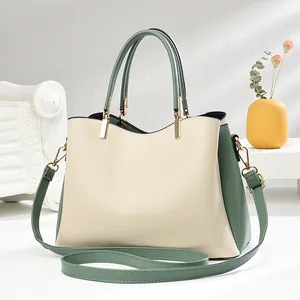 Elegante Umhängetasche in Beige und Salbeigrün mit goldenen Details und Handgriff