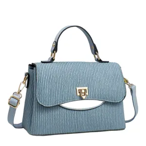 Hellblaue Handtasche aus gefaltetem Leder mit goldenem Verschluss in der Frontalansicht