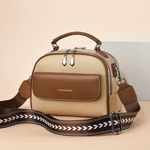 Borsa a mano da donna minimalista bicolore con tracolla larga a motivi geometrici