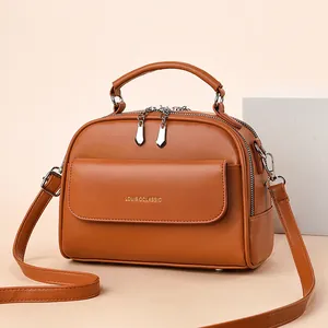 Borsa in pelle marrone caramello con logo dorato e finiture in metallo argento lucido